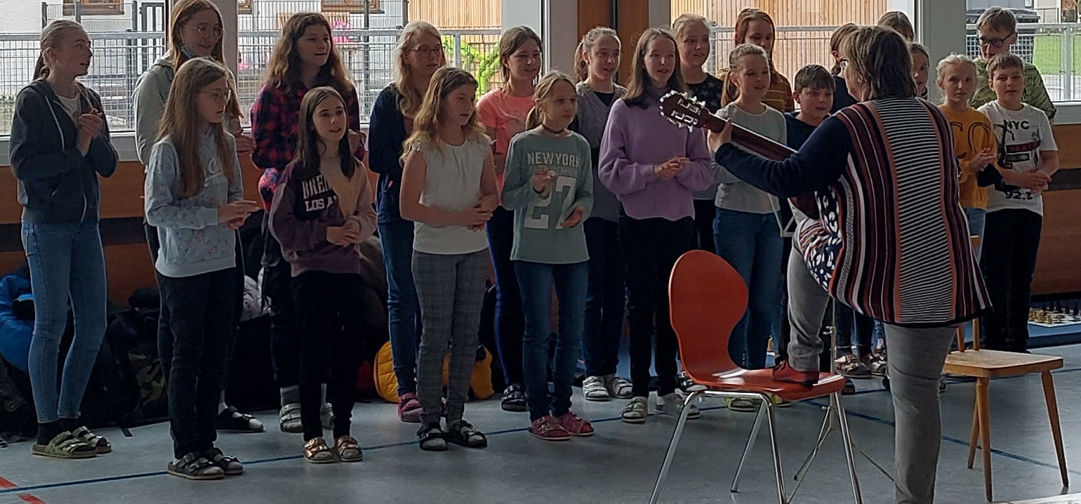 Bezirksmeisterschaft musikalisch begleitet von dem Chor der MS Mittelschule Neukirchen