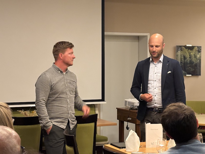 Matt Burnet (li) und Präsident Michael Pfaff (re)