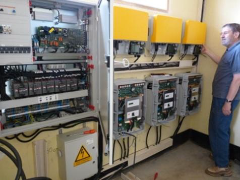 Die Regler: links die "Automatic Switch Box", rechts oben die Inverter, darunter die Laderegler