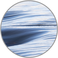 ruhig fliessendes blaues Wasser