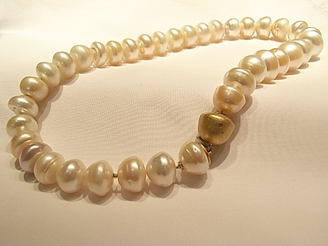 Perlen mit kreisförmigen, natürlichen Ringmustern - Circlets. Die Perlen und die 750/- Gelbgold-Schließe mit eingesetzten Brillanten sind aufeinander abgestimmt.