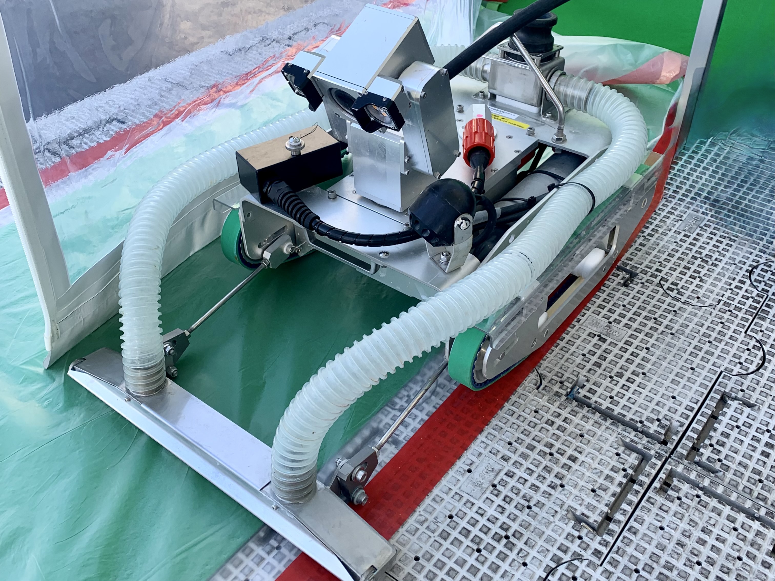 配水池清掃ロボット実演