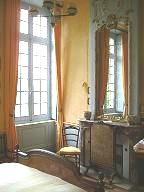 La cheminée de la chambre jaune