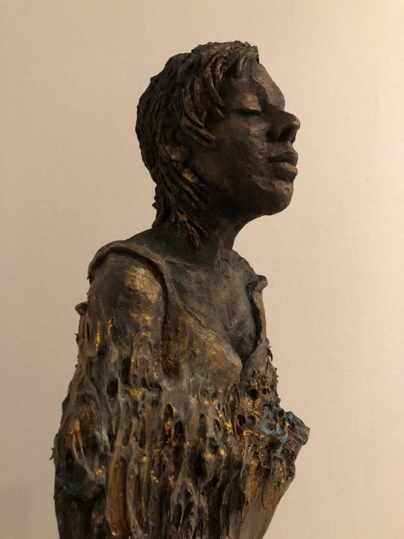 Die Große - Ton mit Patina auf Holz - Höhe ca. 60 cm - 2025 - 380.- € verkauft