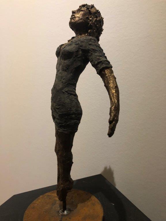 Kleine schwebende Frau - Ton mit Bronzepatina - ca. 35 .-€ (2022) -150.- €