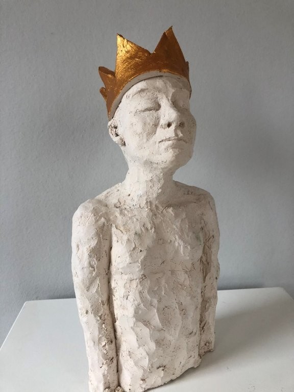 Der kleine König - Ton gebrannt mit Goldpigment - Höhe ca. 25 cm plus Holzbalken ca. 100 cm, 2025 - 650.- €
