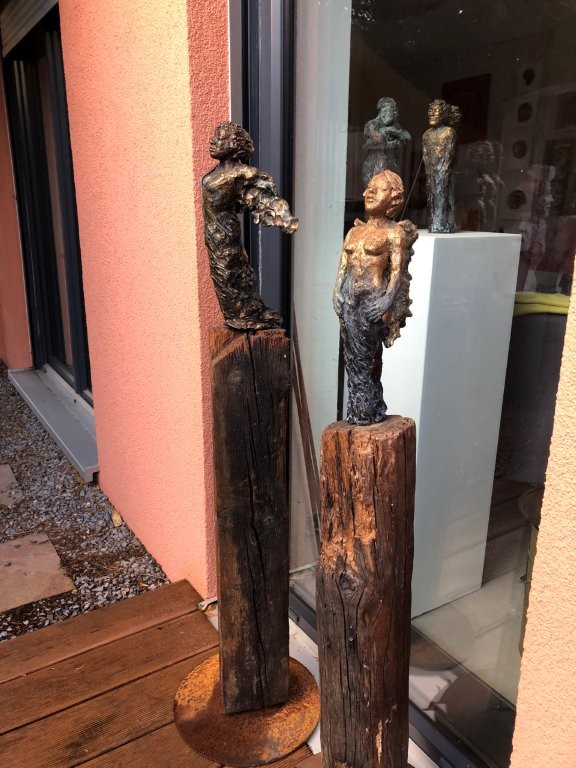 2 Engel - Ton mit Patina auf Holzbalken - Höhe ca. 120 cm - ohne Balken 280.- €