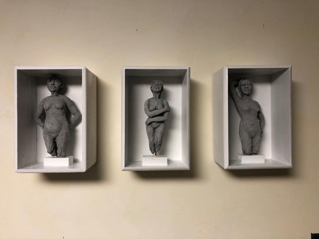 3 kleine Frauen im Kasten- schwarzer Ton - ca. 20 cm (2022) je 120.- €