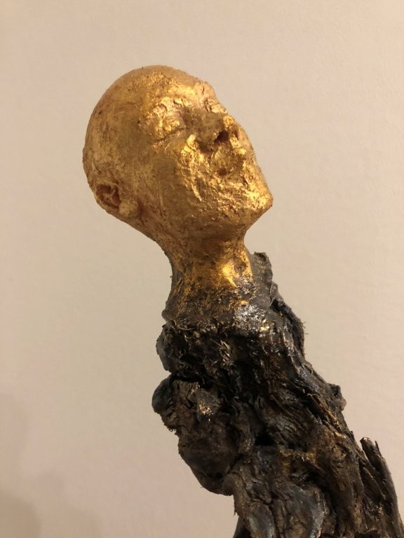 Kleiner schwärmender Wächter - Ton mit Patina auf Holz - Höhe ca. 50 cm - 2024 - 320.- €