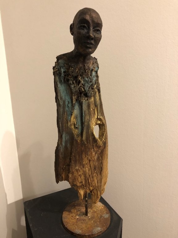 Lächelnder Wächter -Ton mit Patina auf Holz - Höhe ca. 50 cm - 2025 - 380.- €