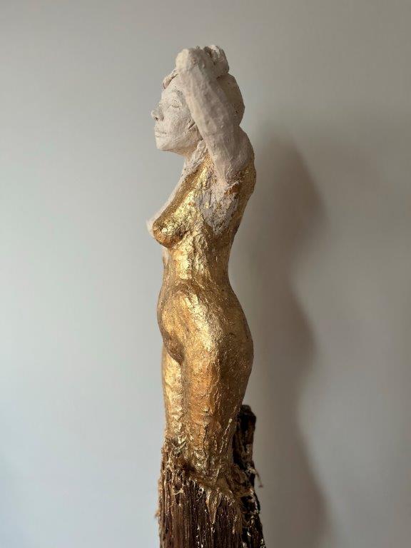 Die große Sinnliche - Ton mit Schlagmetall Gold auf Holzbalken - Höhe ca. 150 cm - 2024 - 1400.- €