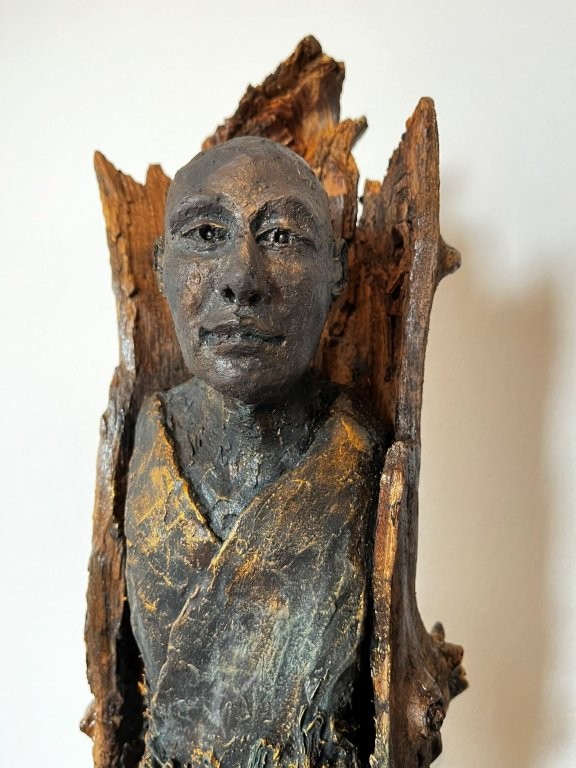 Der Mönch im Thron - Ton mit Patina auf Holz - Höhe ca. 45 cm - 2026 - 480.-€