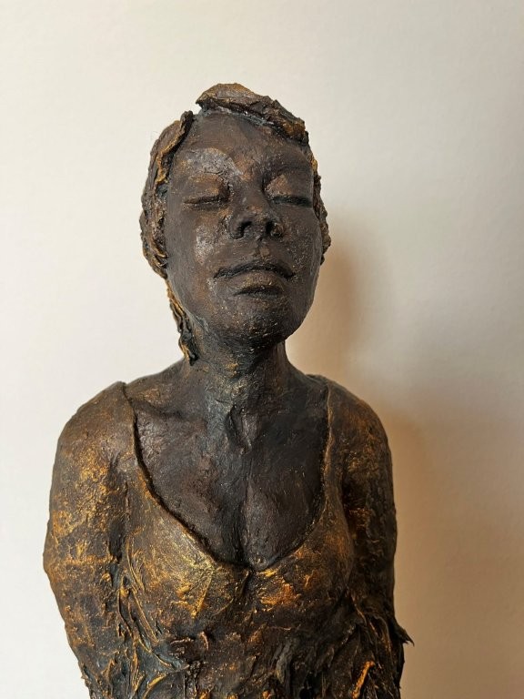 Die Dame im Kleid - Ton patiniert auf Holz - Höhe ca. 35 cm - 2026 - 450.- €