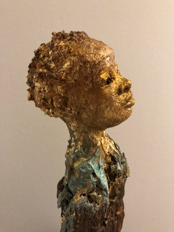 Die Kleine  - Ton mit Patina auf Holz - Höhe ca. 30 cm - 2024 - 380.- €