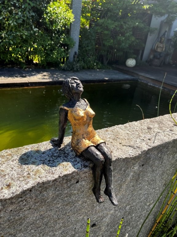 Kleine im Goldkleid - Ton mit Gold und Bronze - Höhe ca. 20 cm - 2026 - 380.-€
