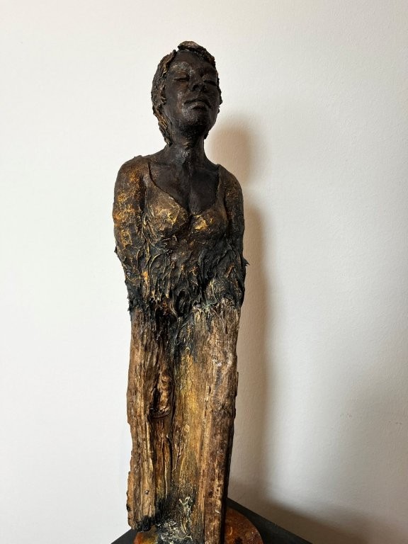 Die Dame im Kleid - Ton patiniert auf Holz - Höhe ca. 35 cm - 2026 - 450.- €