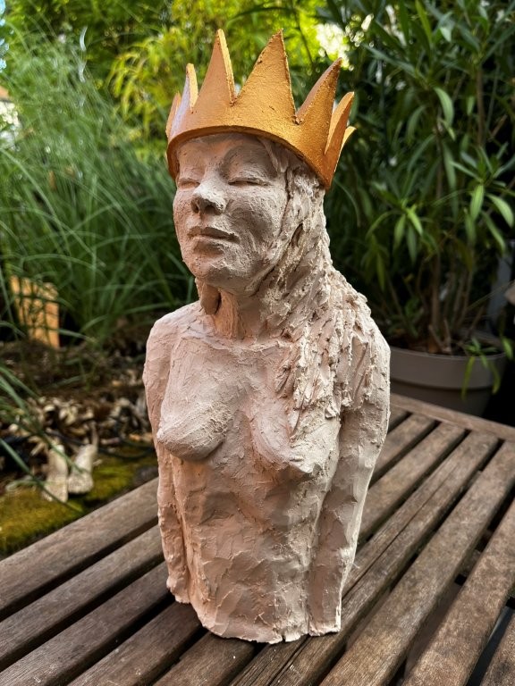 Die kleine Königin - Ton gebrannt mit Goldpigmenten - Höhe ca. 25 cm, auf Holzbalken (100cm) - 2026 - 650.- € 