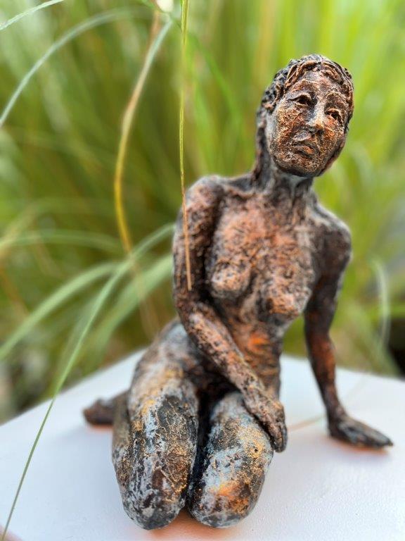 Seitlich sitzend - schwarzer Ton hochgebrannt mit Patina (2023) - auch für außen geeignet - 380.-€