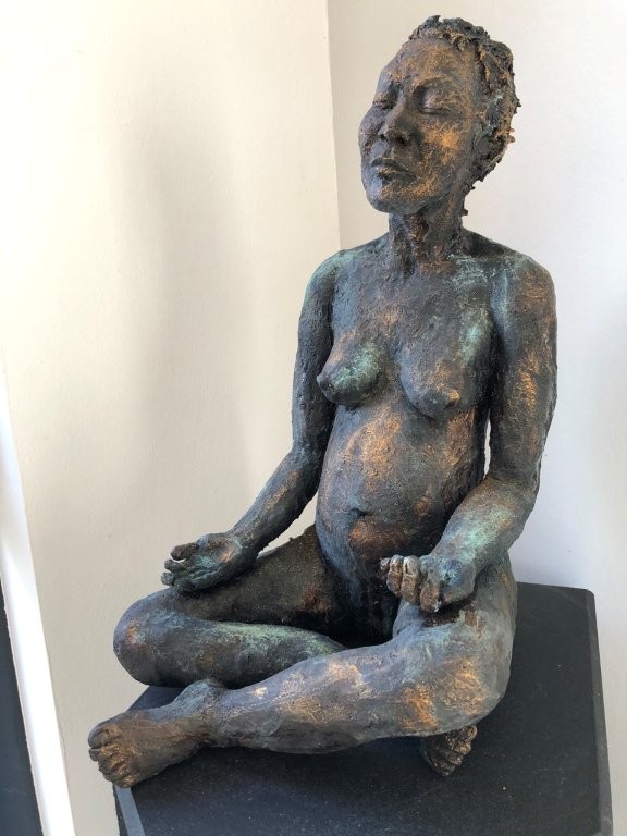 Die Yogafrau - Ton schwarz mit Bronzepatina - Höhe ca. 45 cm (2020) - 650.- €