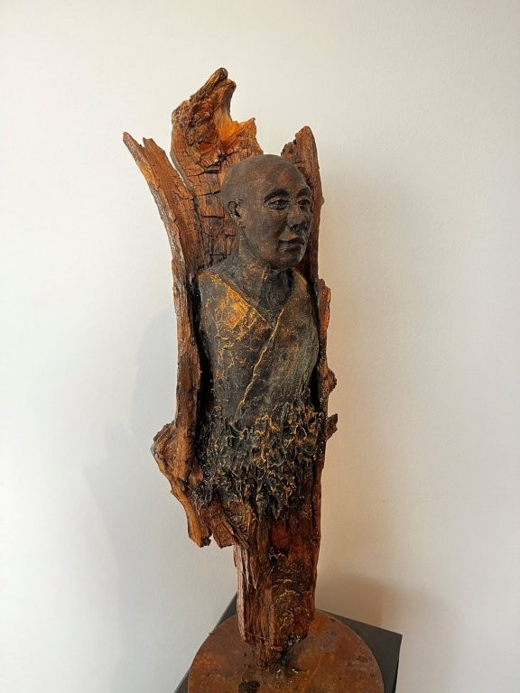 Der Mönch im Thron - Ton mit Patina auf Holz - Höhe ca. 45 cm - 2026 - 480.-€