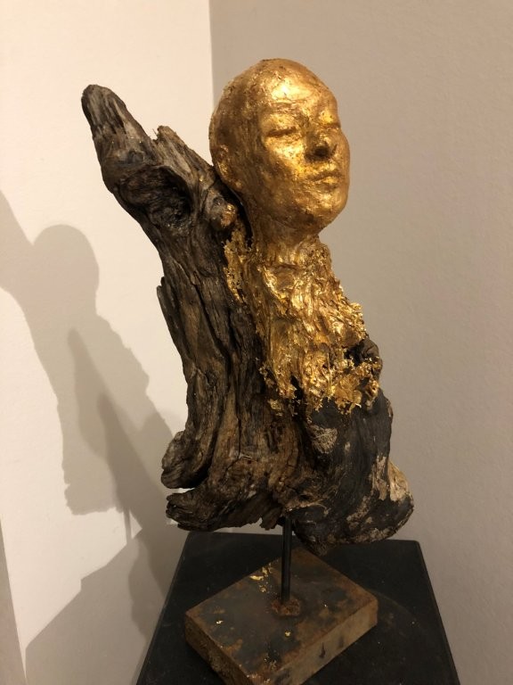 Der Tanzende  - Ton mit Patina auf Holz - Höhe ca. 30 cm - 2025 - 320.- €