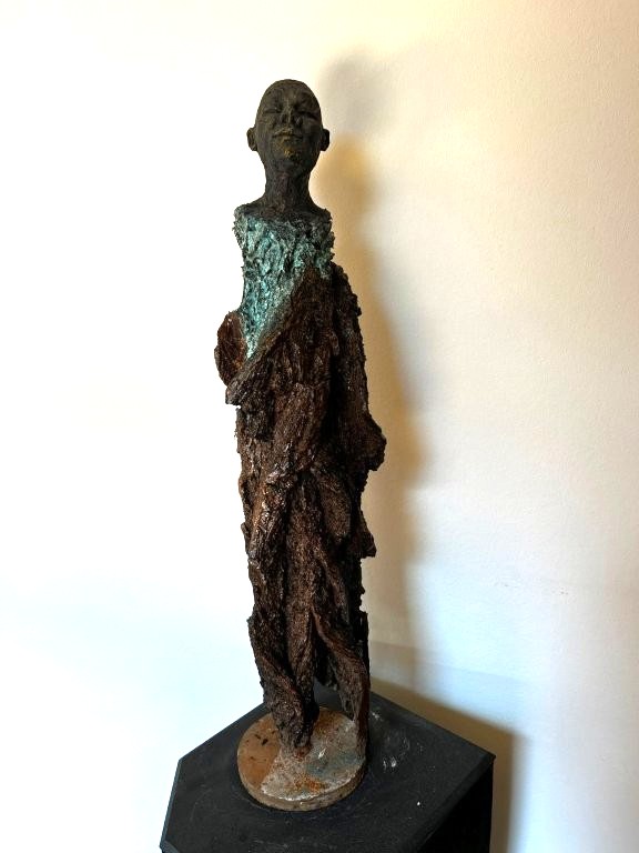 Gut gekleidet - Ton patiniert auf Holz - Höhe ca. 45 cm - 2026 - 480.-€