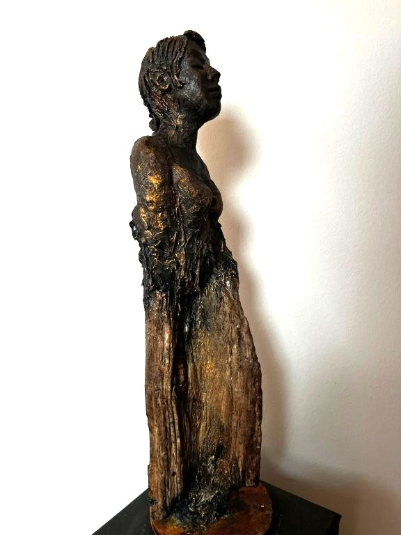 Die Dame im Kleid - Ton patiniert auf Holz - Höhe ca. 35 cm - 2026 - 450.- €