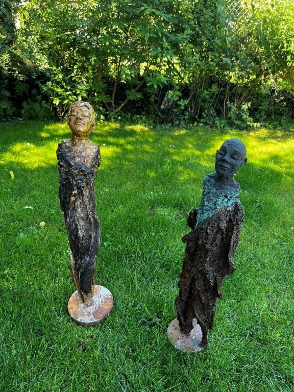 Voller Genuss + gut gekleidet - Ton mit Patina auf Holz - Höhe ca. 50cm - 2026 - je 480.-