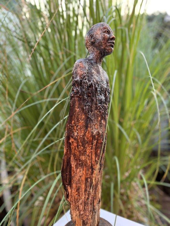 Wachsamer Wächter - Ton mit Patina auf Holz - Höhe ca. 50 cm - 2024 - 380.- €