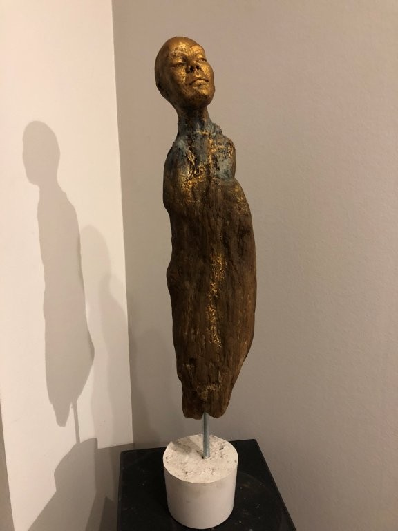 Kleiner ruhender Wächter - Ton mit Patina auf Holz - Höhe ca. 50 cm - 2024 - 280.- € verkauft