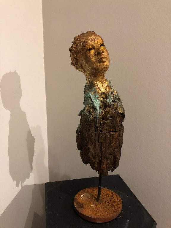 Die Kleine - Ton mit Patina auf Holz - Höhe ca. 30 cm - 2024 - 280.- €