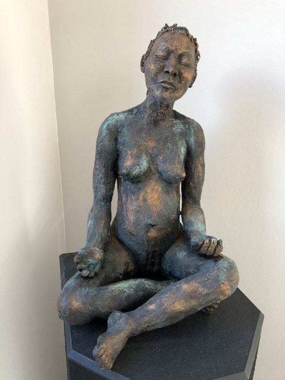Das Yogamädchen - Ton schwarz mit Bronzepatina - Höhe ca. 45 cm (2020) - 450.- €