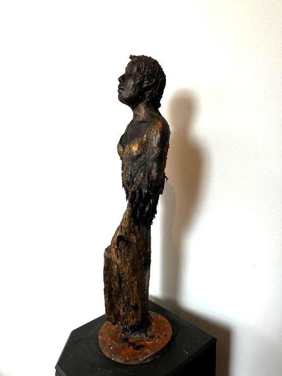 Die Dame im Kleid - Ton patiniert auf Holz - Höhe ca. 35 cm - 2026 - 450.- €