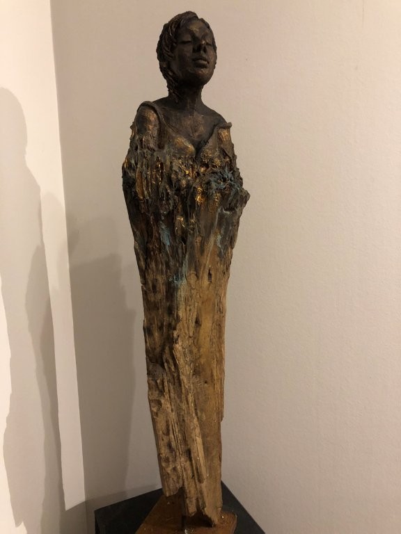 Die Große - Ton mit Patina auf Holz - Höhe ca. 60 cm - 2025 - 380.- € verkauft