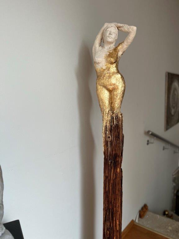 Die große Sinnliche - Ton mit Schlagmetall Gold auf Holzbalken - Höhe ca. 150 cm - 2024 - 1400.- €