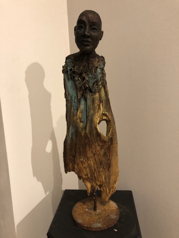 Lächelnder Wächter -Ton mit Patina auf Holz - Höhe ca. 50 cm - 2025 - 380.- €