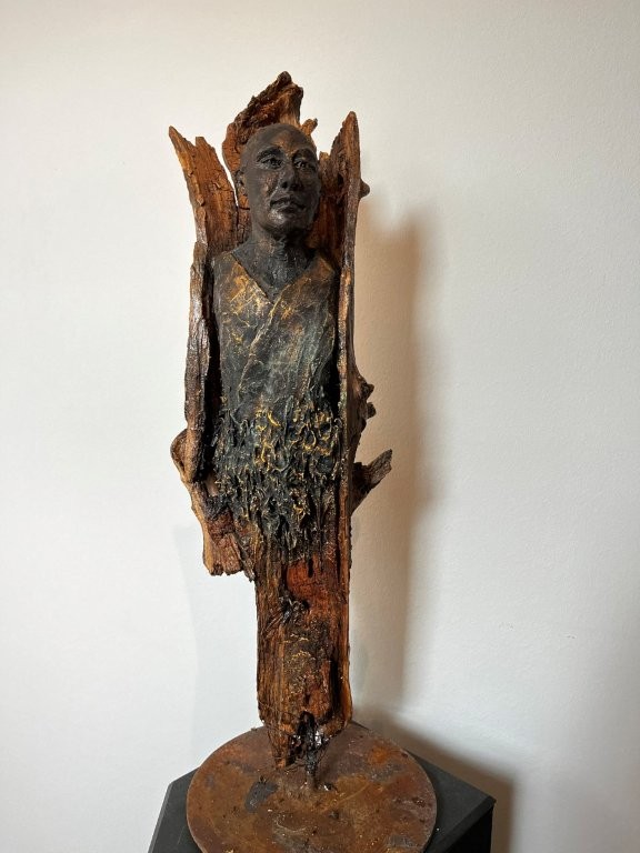 Der Mönch im Thron - Ton mit Patina auf Holz - Höhe ca. 45 cm - 2026 - 480.-€