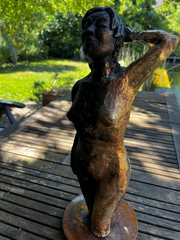 Die kleine sinnliche - Ton gebrannt mit Bronzepatina und Blattgold - Höhe ca. 30 cm - (2026) - 480.-€