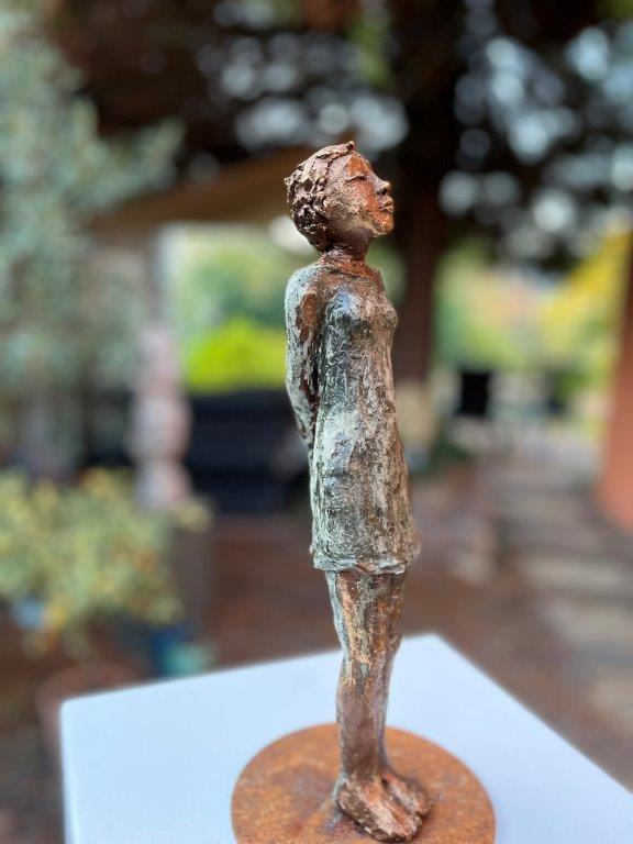 Schüchtern? - Ton mit Patina - Höhe ca. 20 cm - 2024 - 180.- €- verkauft