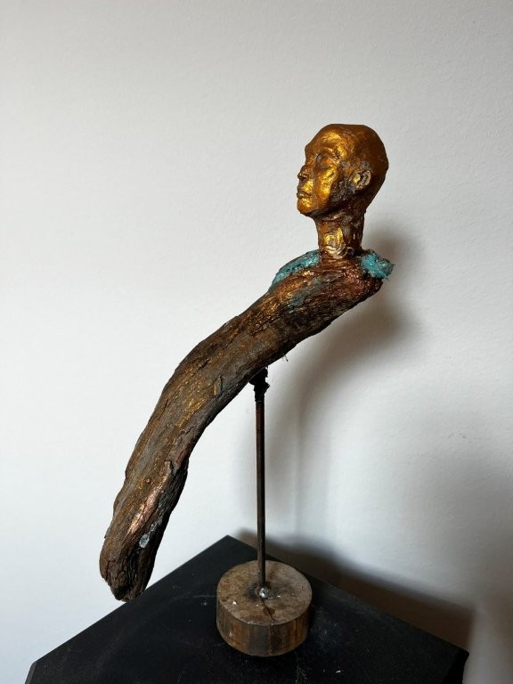 Gemütlich - Ton mit Patina auf Holz - Höhe ca. 15 cm - 2026 - 250.-€