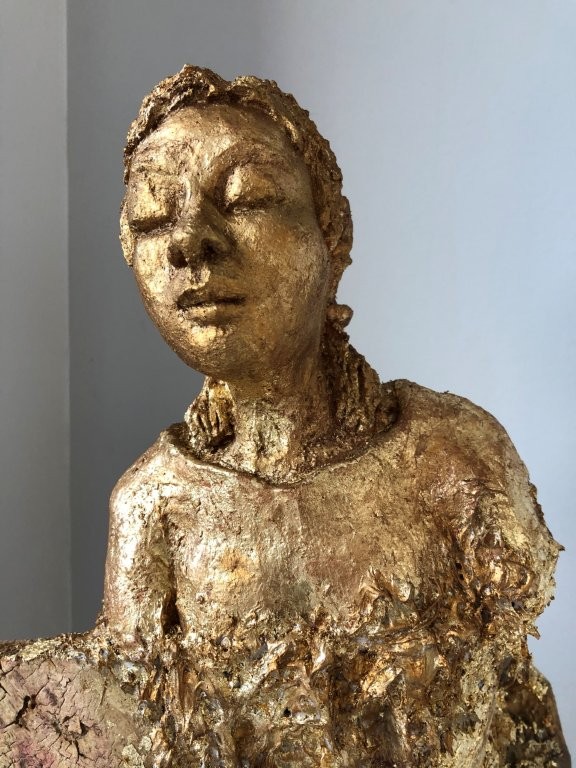 Die Goldene - Ton mit aufwendiger Patina aus Schlagmetall - Höhe ca. 50 cm - 2025 - 380.- € verkauft