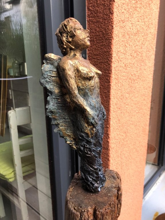 Engel - Ton mit Patina auf Holzbalken - Höhe ca. 120 cm - 2024 - 380.- €