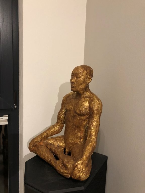 Yogamann - Ton mit aufwendiger Patina aus Schlagmetall - Höhe ca. 40 cm - 2025 - 600.- €