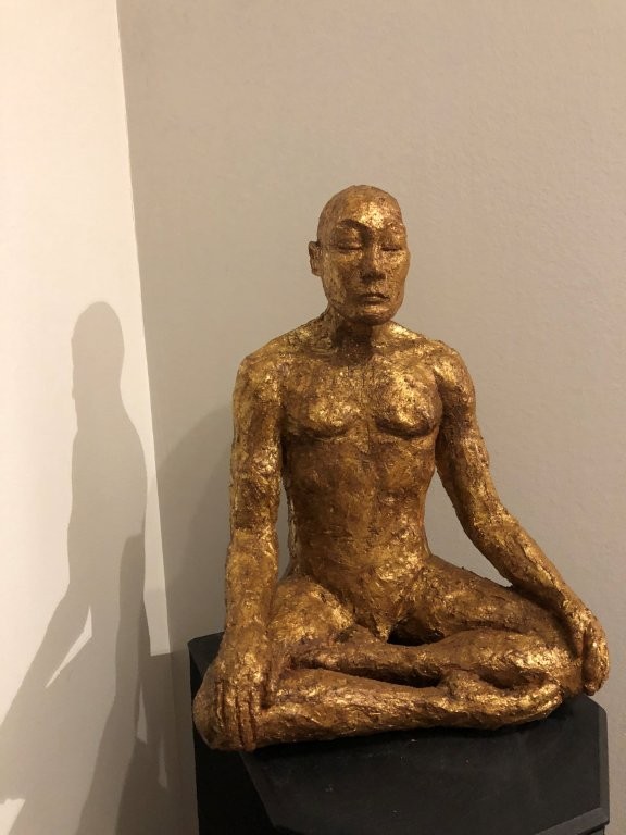 Yogamann - Ton mit aufwendiger Patina aus Schlagmetall - Höhe ca. 40 cm - 2025 - 600.- €