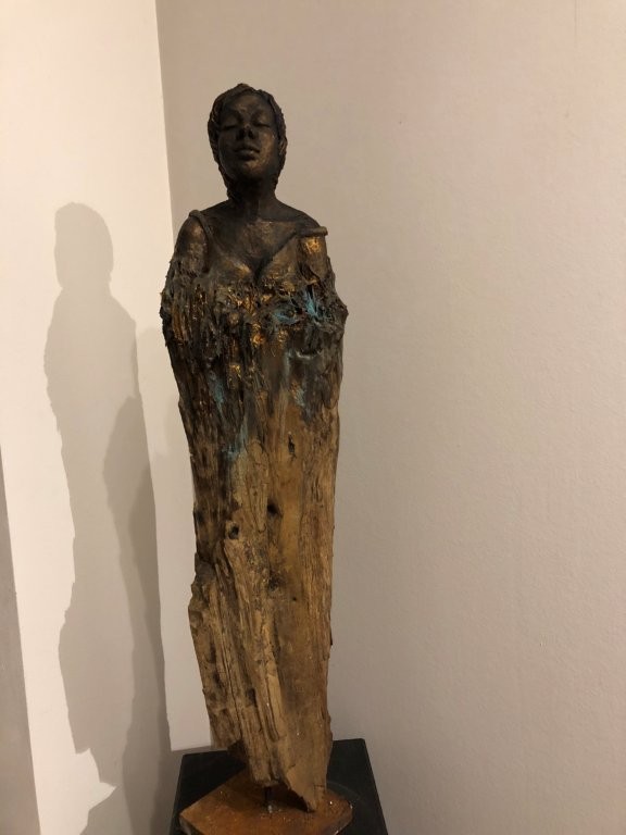 Die Große - Ton mit Patina auf Holz - Höhe ca. 60 cm - 2025 - 380.- € verkauft