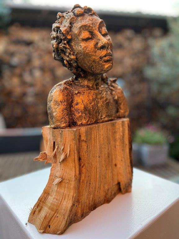 Kleine auf Holz - Ton mit Patina auf Holz - Höhe ca. 50 cm - 2024 - 180.- € verkauft
