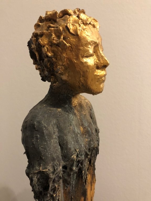 Kleine Wächterin - Ton mit Patina auf Holz - Höhe ca. 50 cm - 2024 - 380.- €