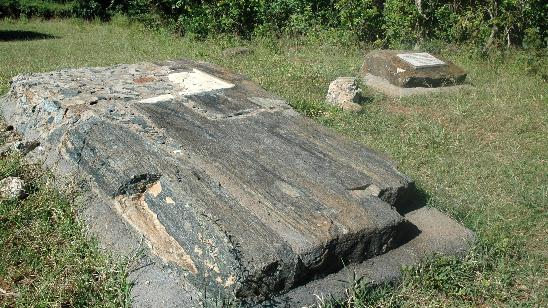 La tomba dei McMillan e del loro cane con a fiaco quella della cameriera Louise sul Monte Ol Donyo Sabuk