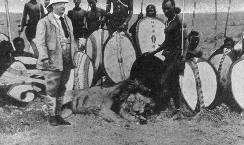 Theodore Roosevelt tra i Masai con ai piedi un leone ucciso