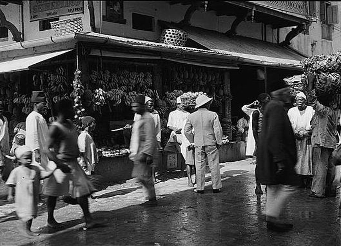 Una scena di strada a Zanzibar nei primi anni del XX secolo